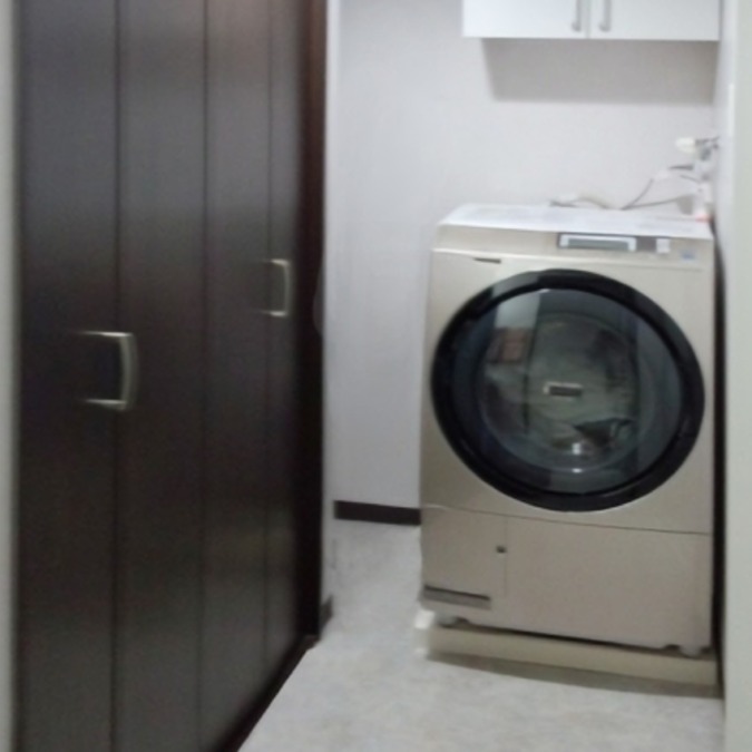 洗面スペースの大型収納は洗濯機の位置移動で実現
